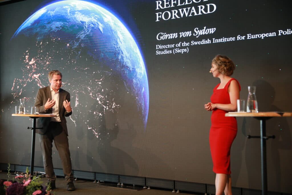 Göran von Sydow och Katrine Kielos-Marçal på scen.